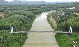 Tìm thấy một thi thể vụ xe tải chở rác rơi khỏi cầu treo Tìm thấy một thi thể vụ xe tải chở rác rơi khỏi cầu treo