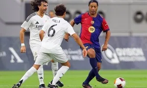 Ronaldinho sút phạt hàng rào ghi bàn ở tuổi 44