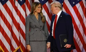 Bà Melania bán đồ trang trí Giáng sinh Bà Melania bán đồ trang trí Giáng sinh