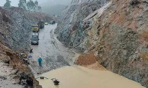 Sạt lở đèo An Khê, ùn tắc hàng chục km Sạt lở đèo An Khê, ùn tắc hàng chục km