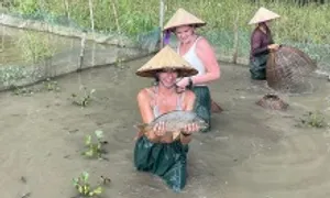 Khách nước ngoài thích chăn trâu, bắt cá khi tới Việt Nam Khách nước ngoài thích chăn trâu, bắt cá khi tới Việt Nam